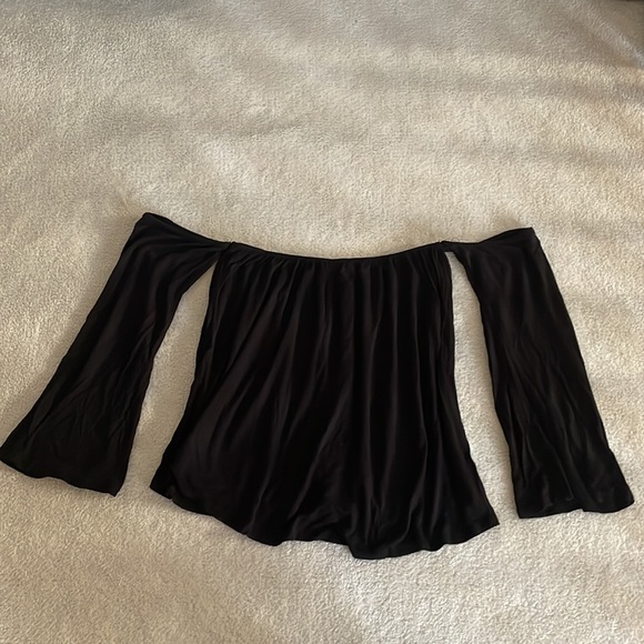 Flowy off the should black top - Picture 3 of 9